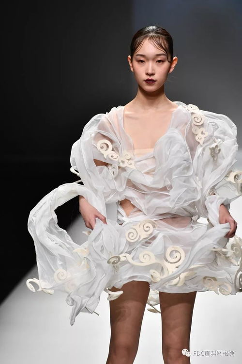 饕餮盛宴 彝族服饰在中国国际时装周上大放异彩，服装辅料的匠心演绎